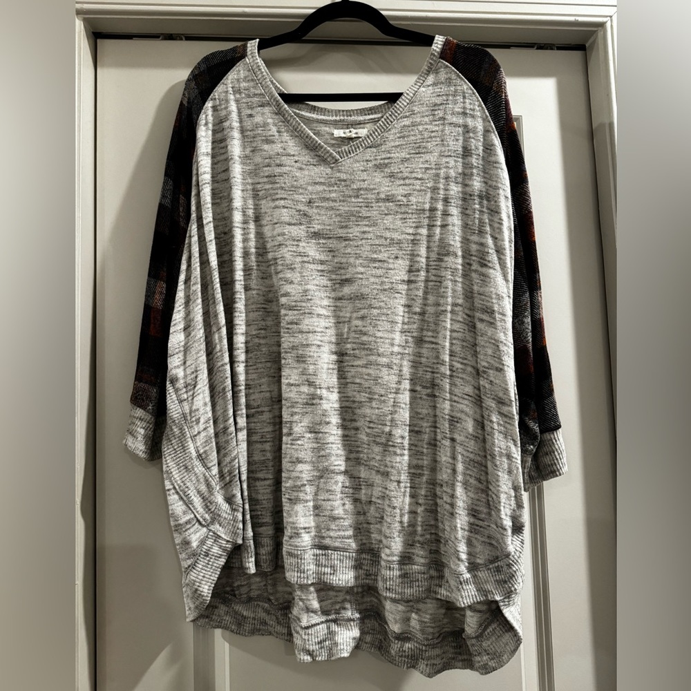 Light v-neck sweater ragland style Maurice size 4 EUC